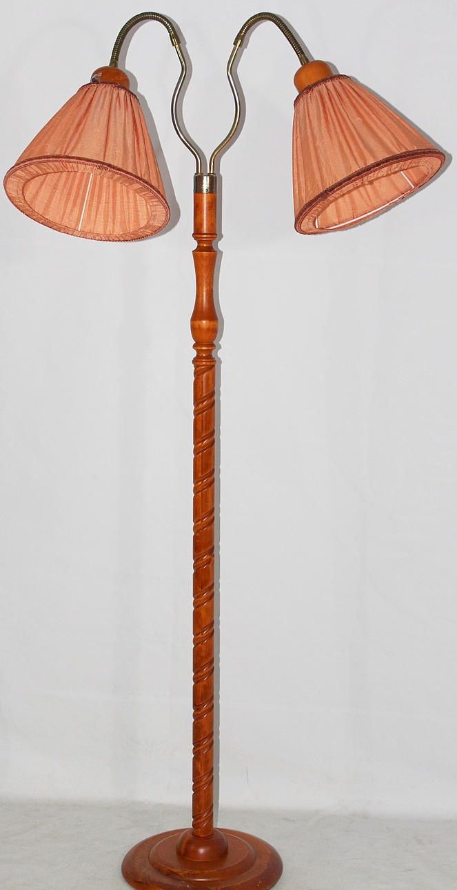 GOLVLAMPA, 2 -armad, trä och mässing, 1970-tal.