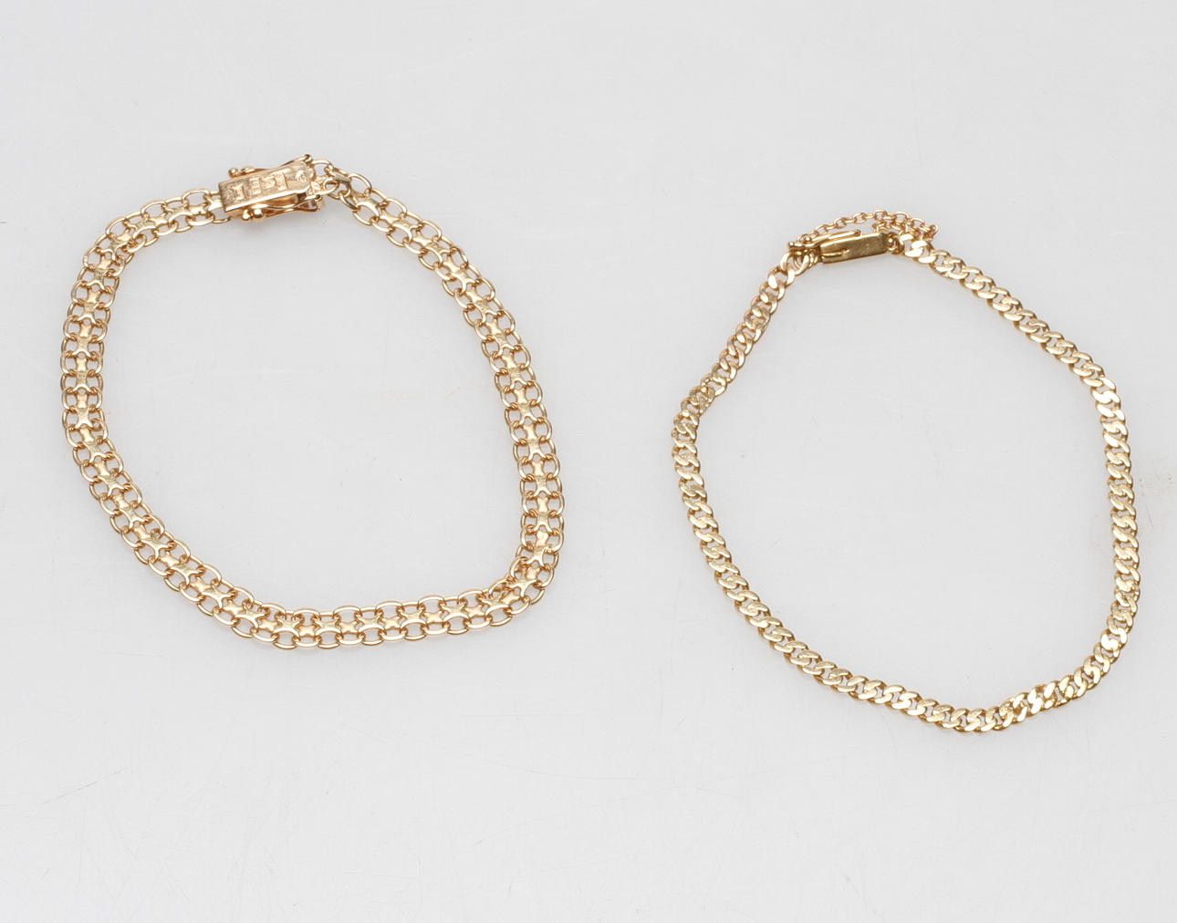 ARMBAND, 2 st, "X-länk" och "Pansar", 18k guld, vikt ca 12,4 gram.