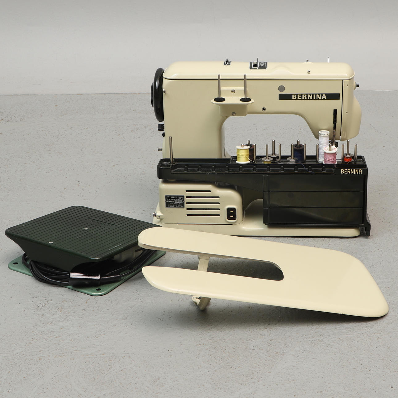 SEWING MACHINE, Bernina 530-2 record.