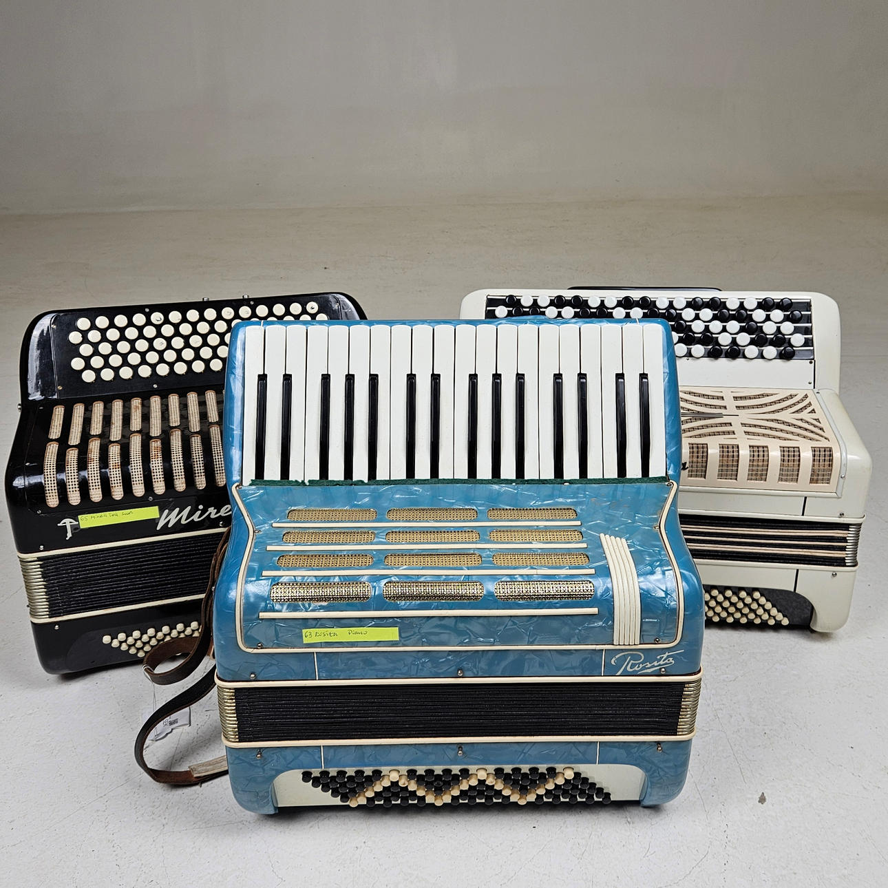 Acordeón, 3 piezas.