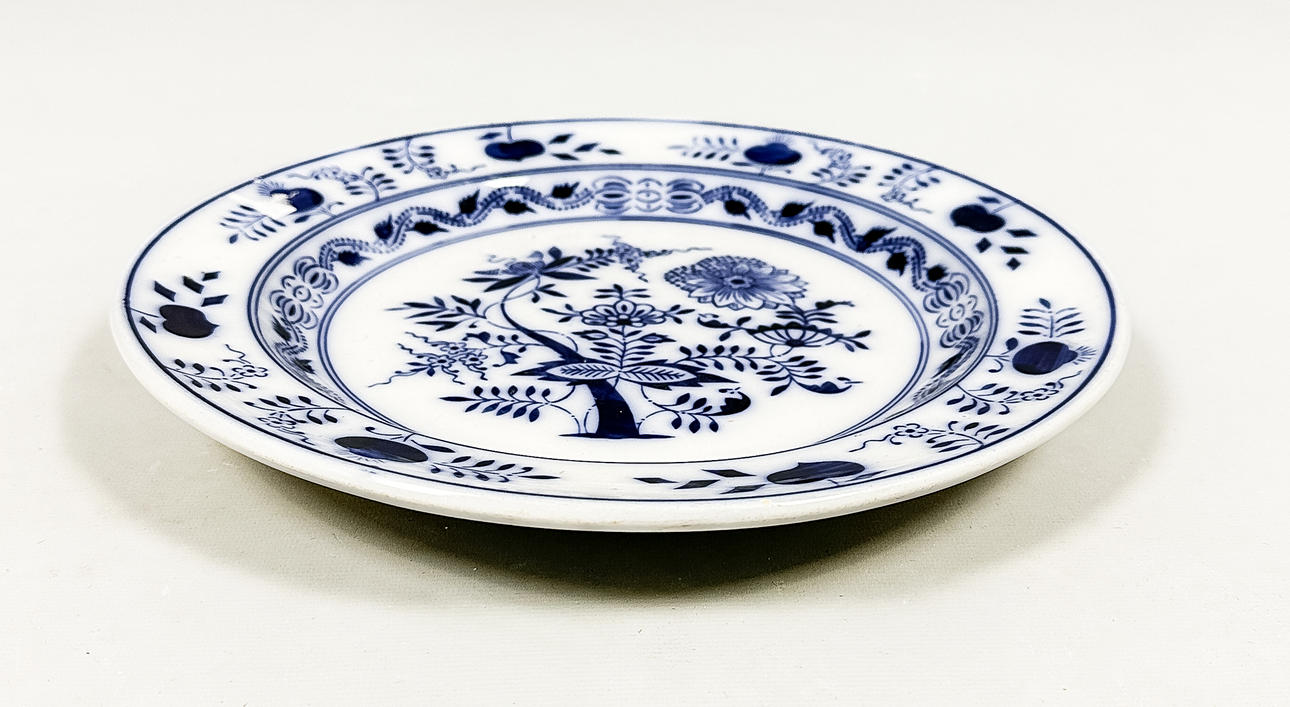 A plate, onion patterned porcelain, 20th century.