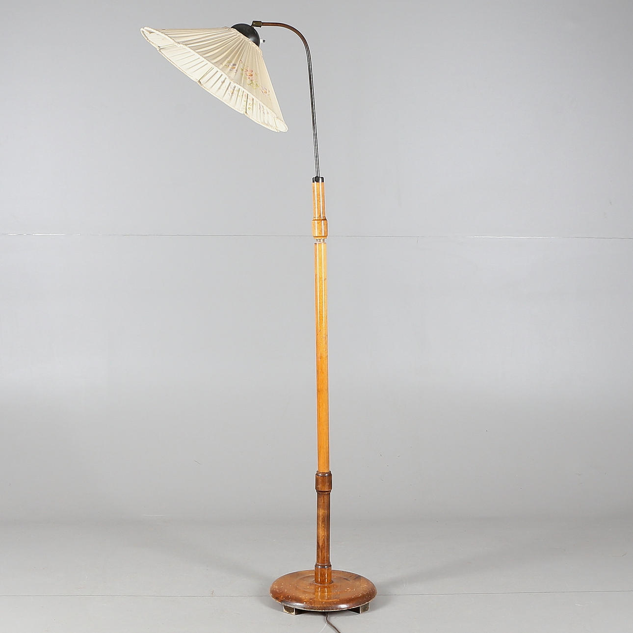 GOLVLAMPA, trä, 1900-talets andra hälft.