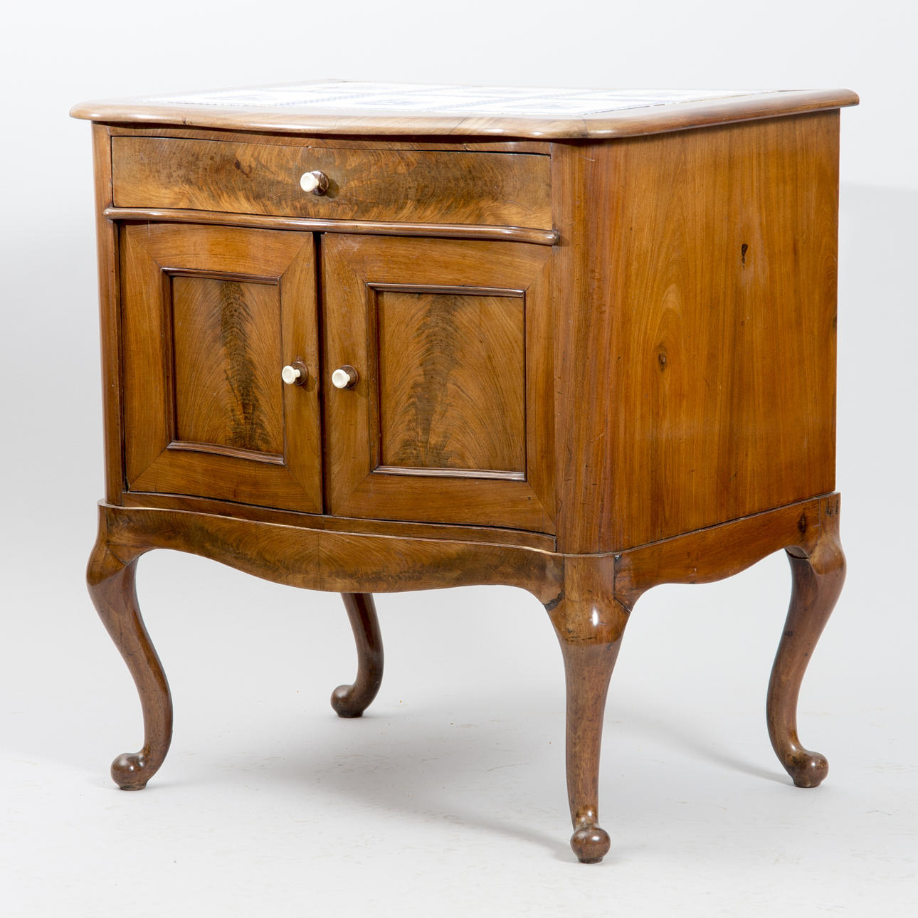 SERVERINGSSKÅP, mahogny med kakelskiva, rokokostil.