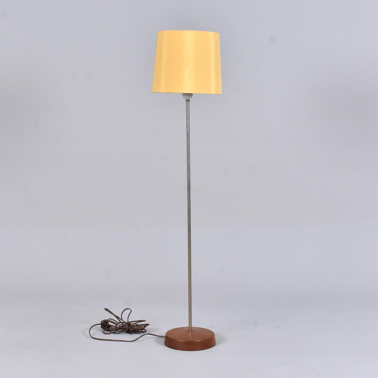 GOLVLAMPA, teak och metall.