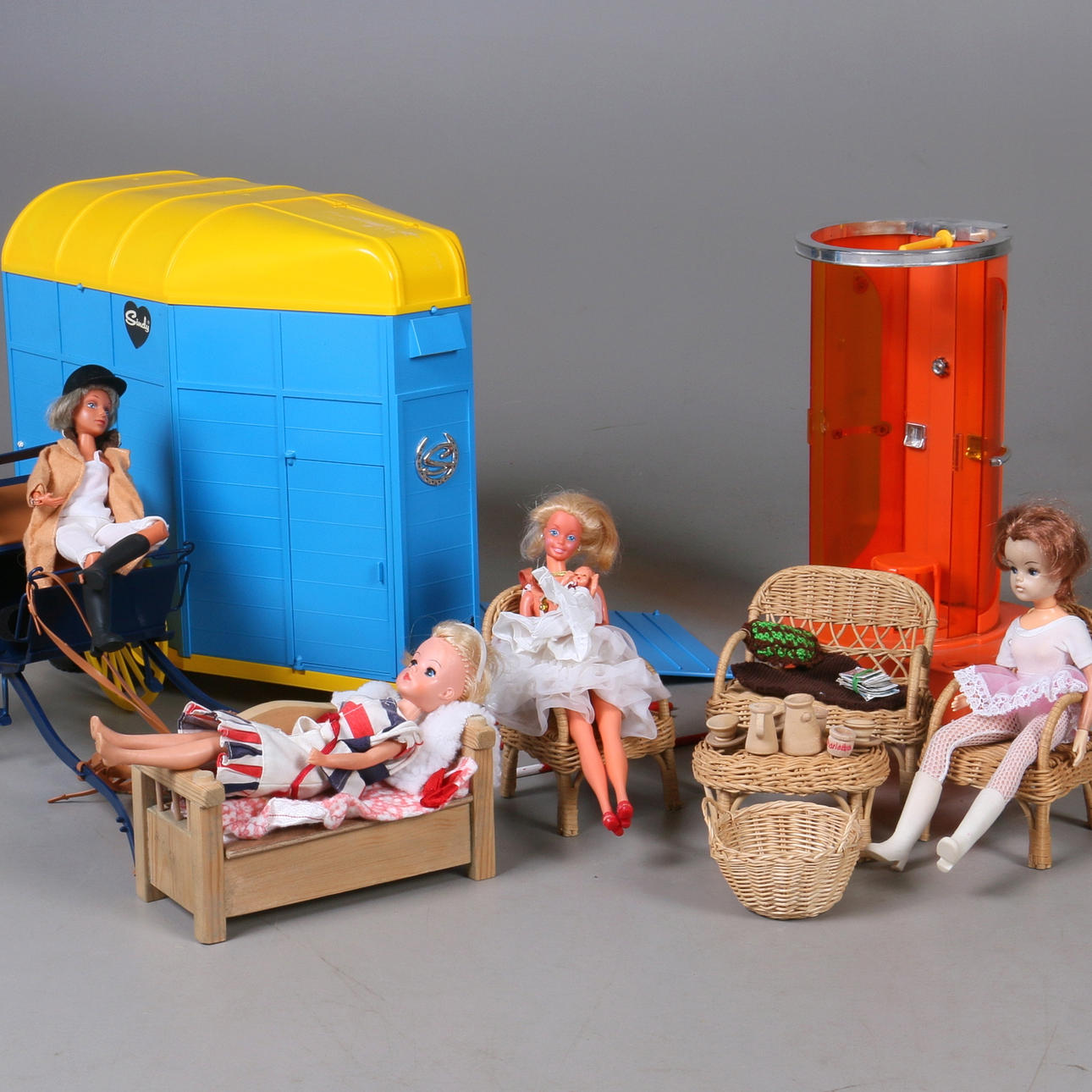 CINDY, dockor, dusch, hästvagn, sulky samt möbler 10 delar.