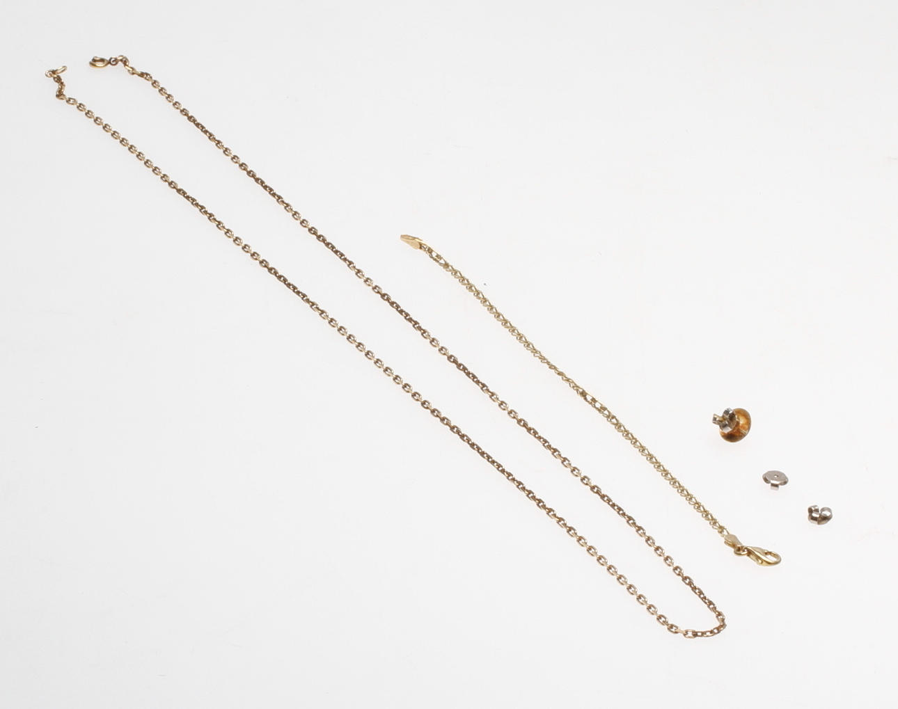 GULDSMYCKEN, 14k guld, vikt 2,5 gram samt 18k guld, vikt ca 11,4 gram.