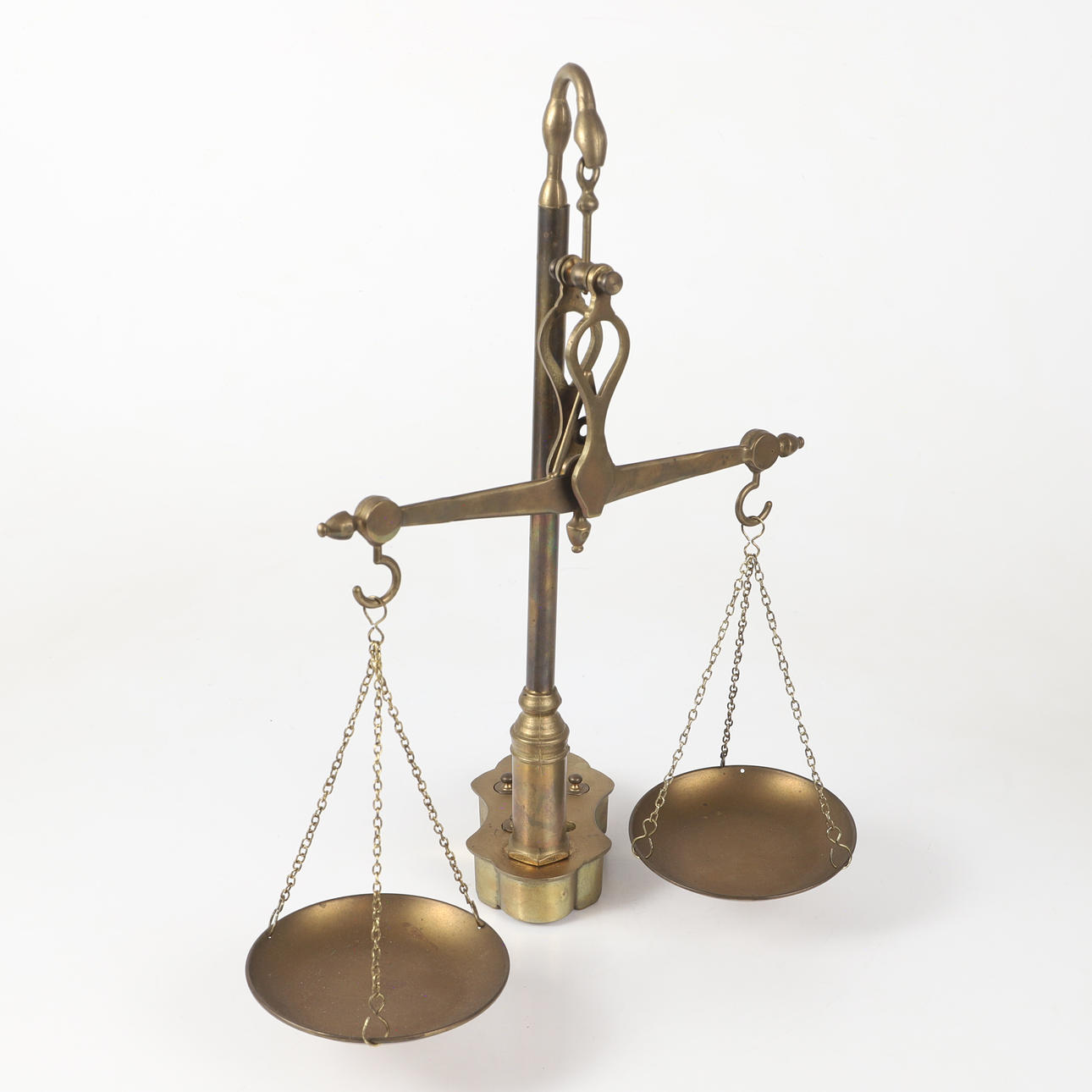 BALANZA con soporte y pesas, de latón.