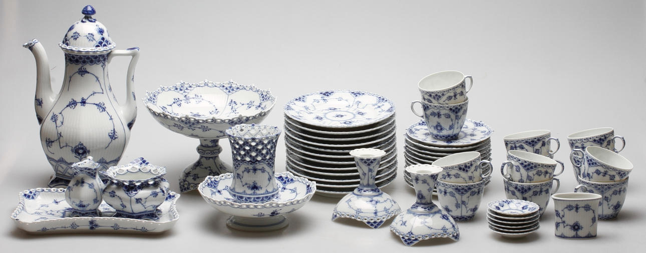 KAFFESERVIS, 40 delar, porslin, "Musselmalet", helblond, Royal Copenhagen, Danmark.