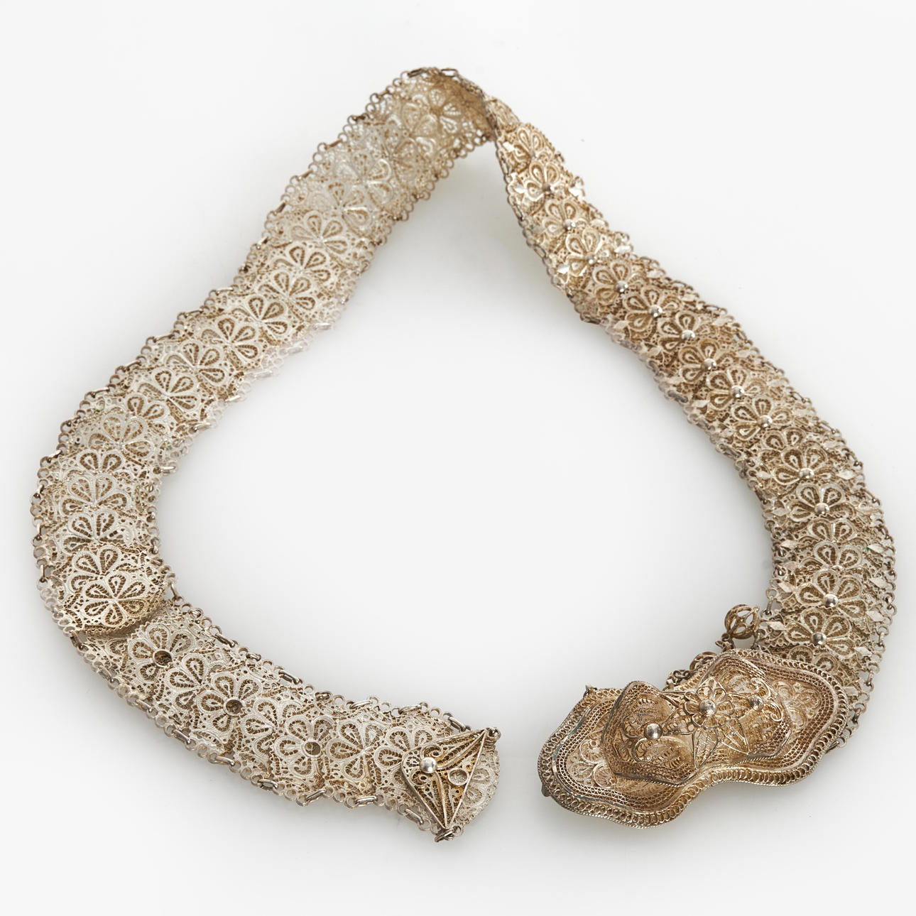 BELT, with filigree in silver.