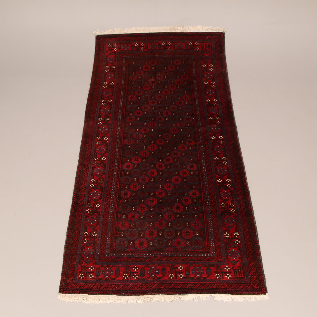 MATTA, handknuten, röd botten, 108 x 215 cm, 1900-tal.