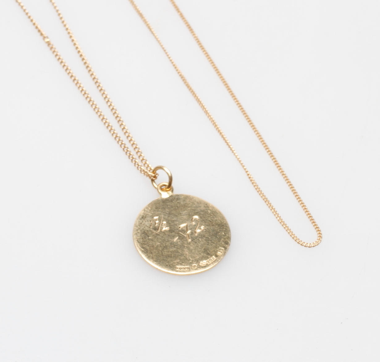 HALSKEDJOR, 2 st, samt ETT HÄNGE, 18k guld, vikt ca 8,8 gr.