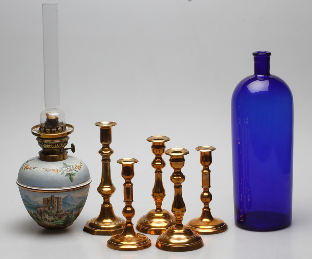 LJUSSTAKAR, 4 st, mässing, och FLASKA och BORDSFOTOGENLAMPA, 1800-1900-tal.