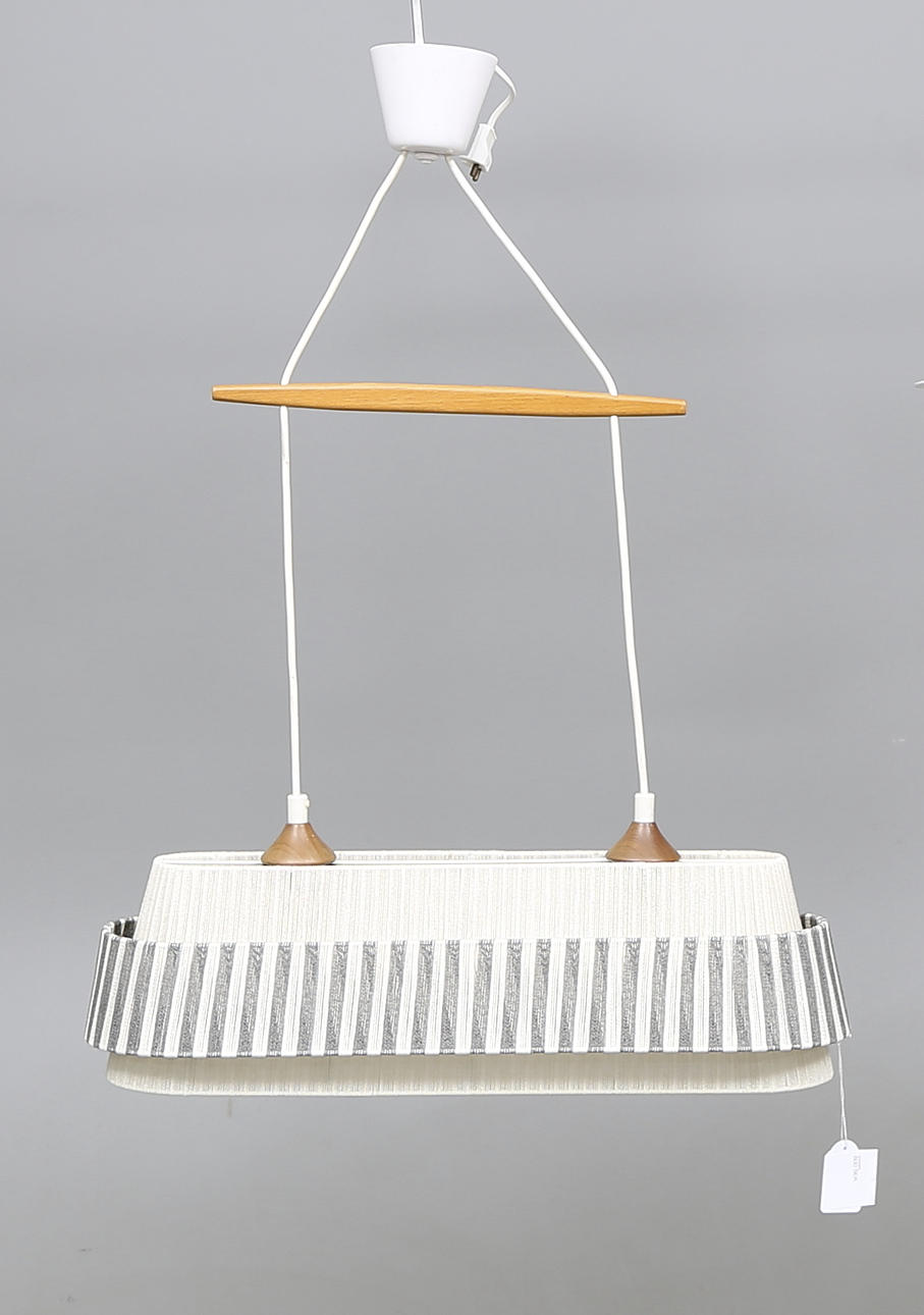 TAKLAMPA, gråvit band, string och teak, 1960-tal.