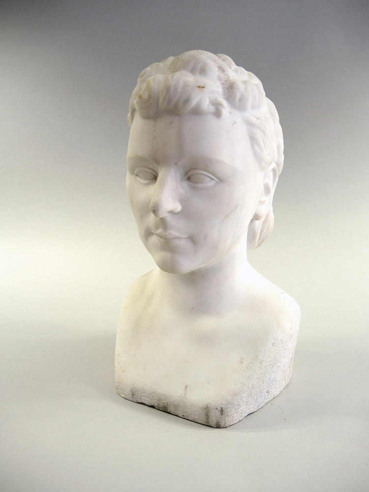 MARMOR BYST AV EN UNG DAM.