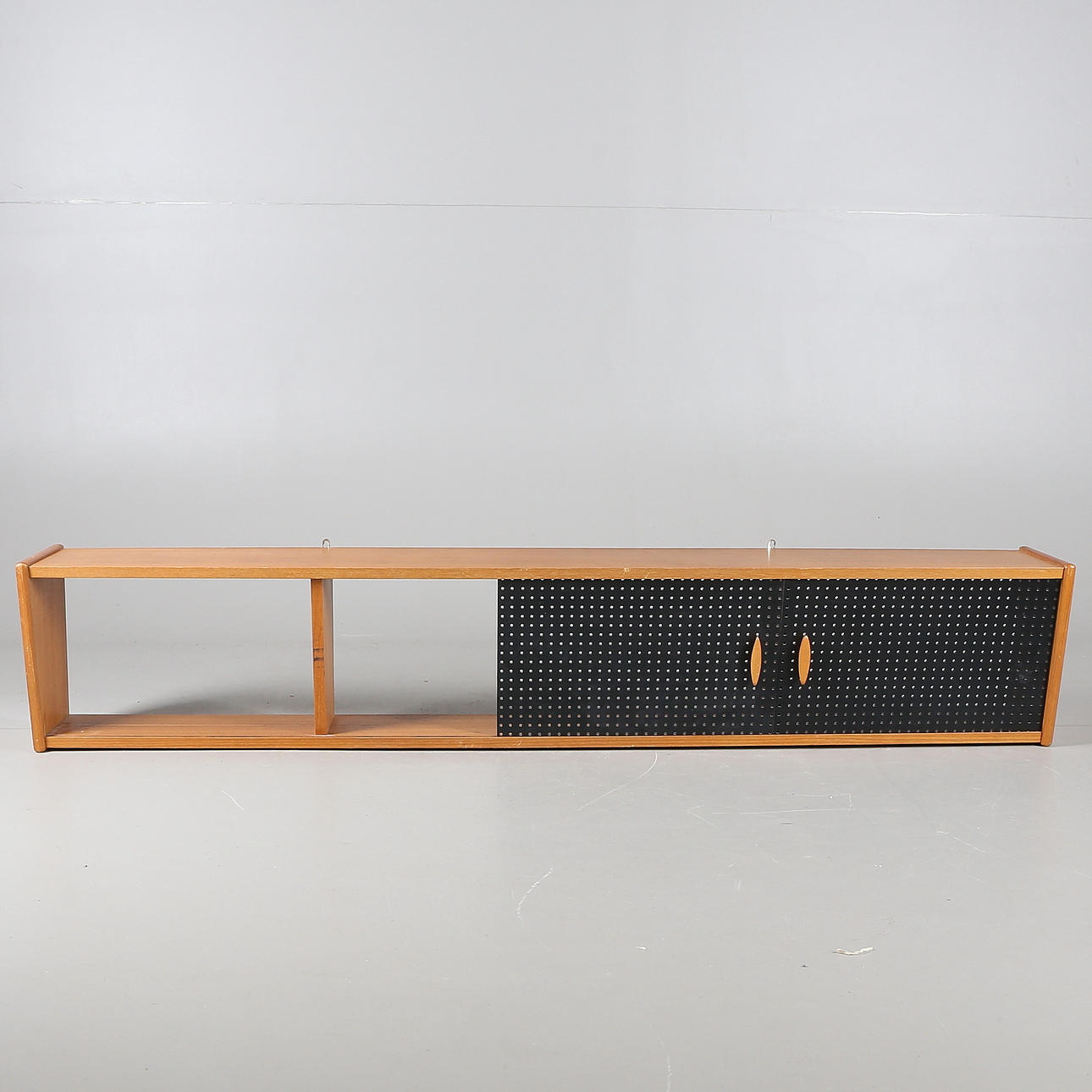 VÄGGHYLLA, med teakfanér, 1900-talets andra hälft.