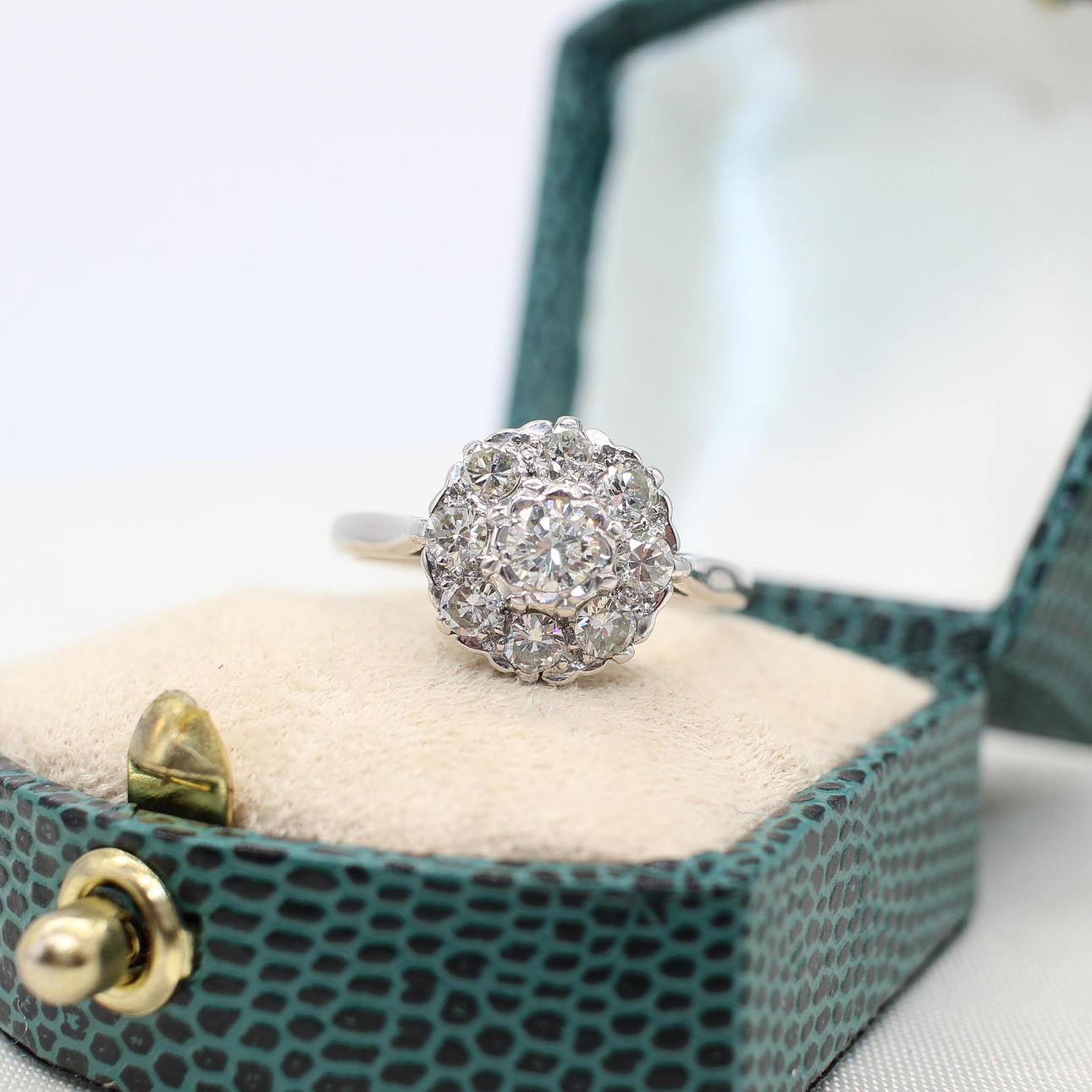 18K VINTAGE DIAMOND CLUSTER RING.