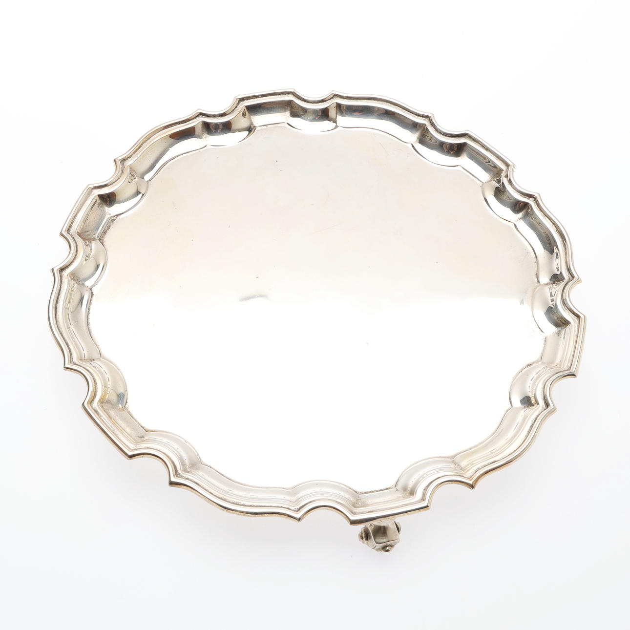 SILVER SALVER WITH A PIECRUST RIM. Silver & Metals - Silver - Auctionet