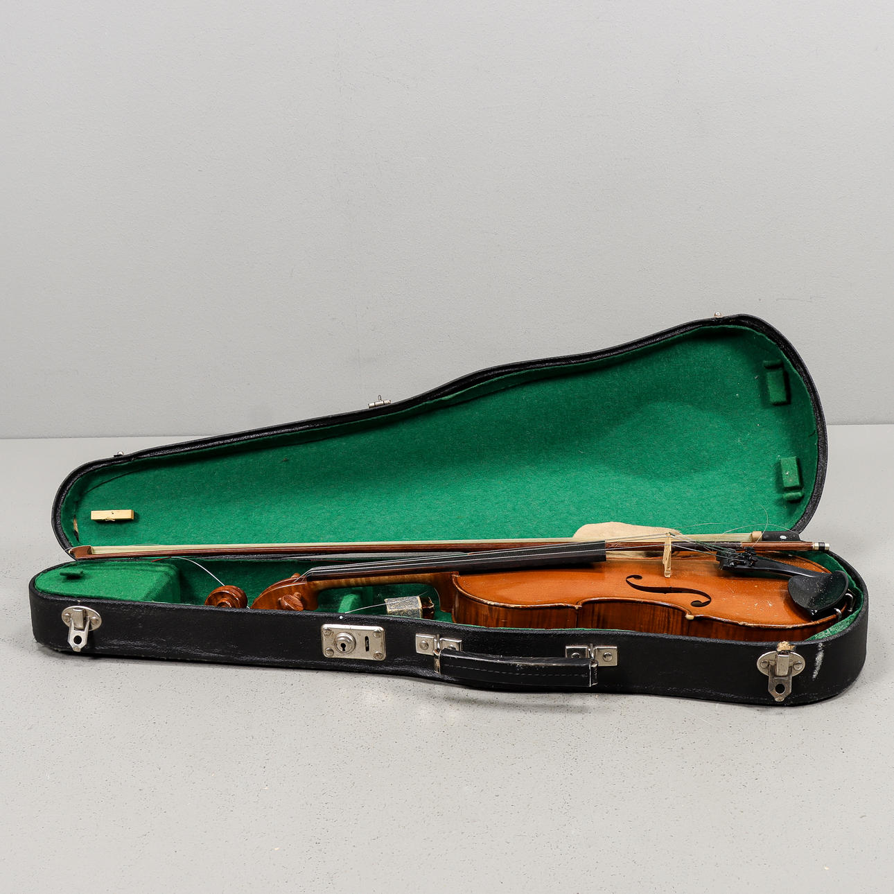 Violin with string, label Georges Apparut No. 339 1947.