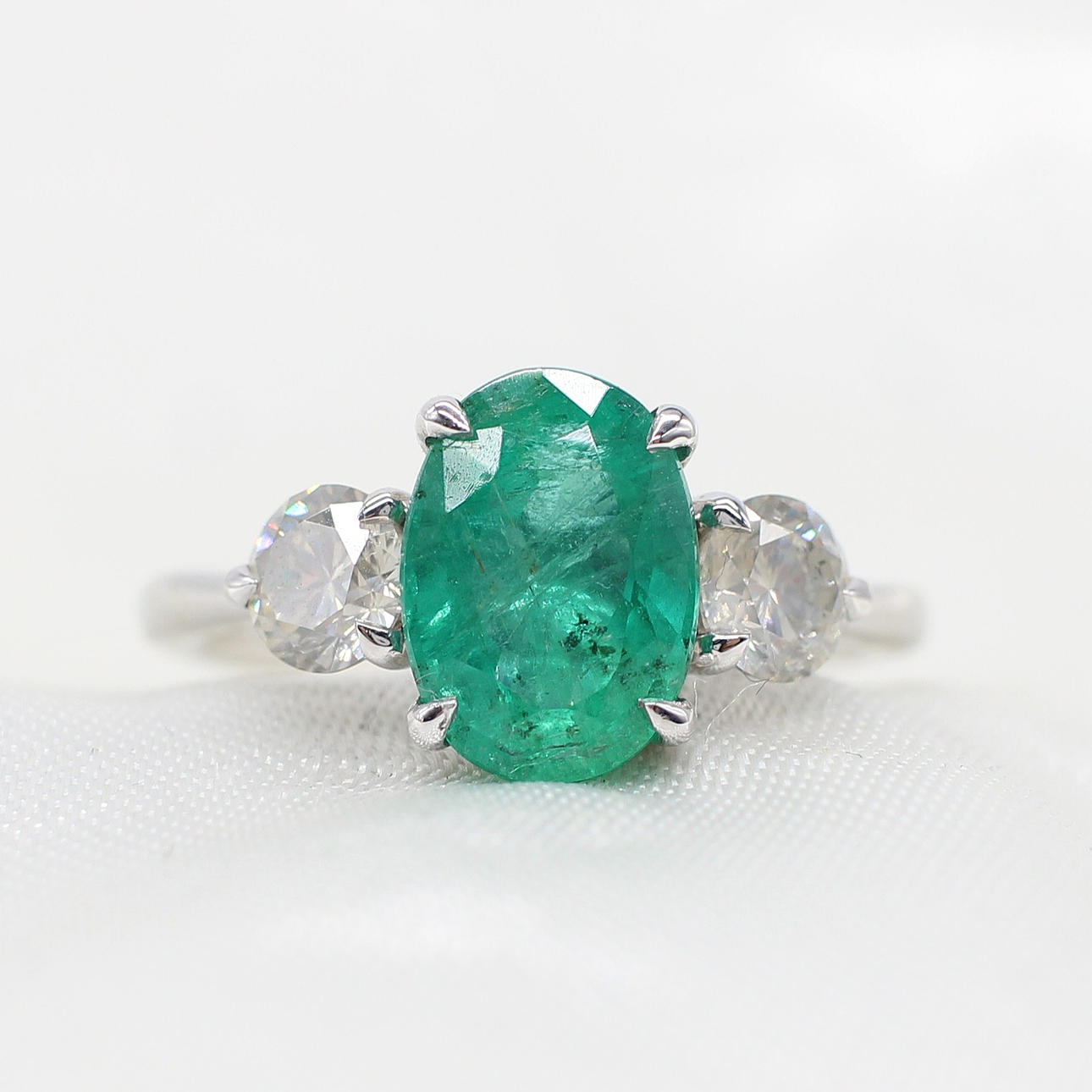 EMERALD & DIAMOND TRILOGY RING IN PLATINUM.