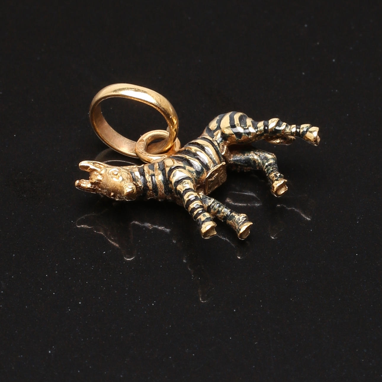 HÄNGE 18 K gult guld i form av zebra.