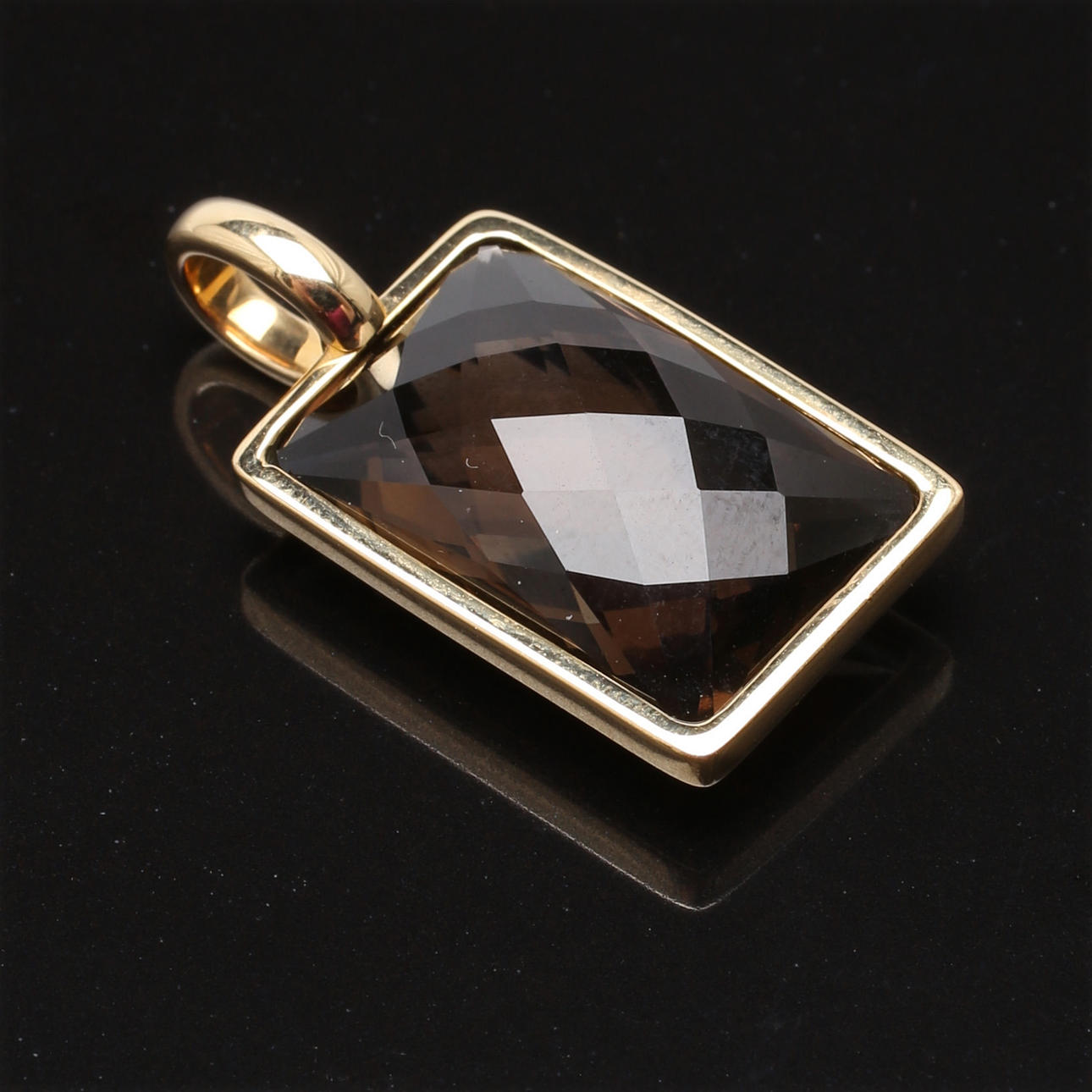 HÄNGE I 18 K gult guld med tvåsidigt kuddslipad rökkvarts.