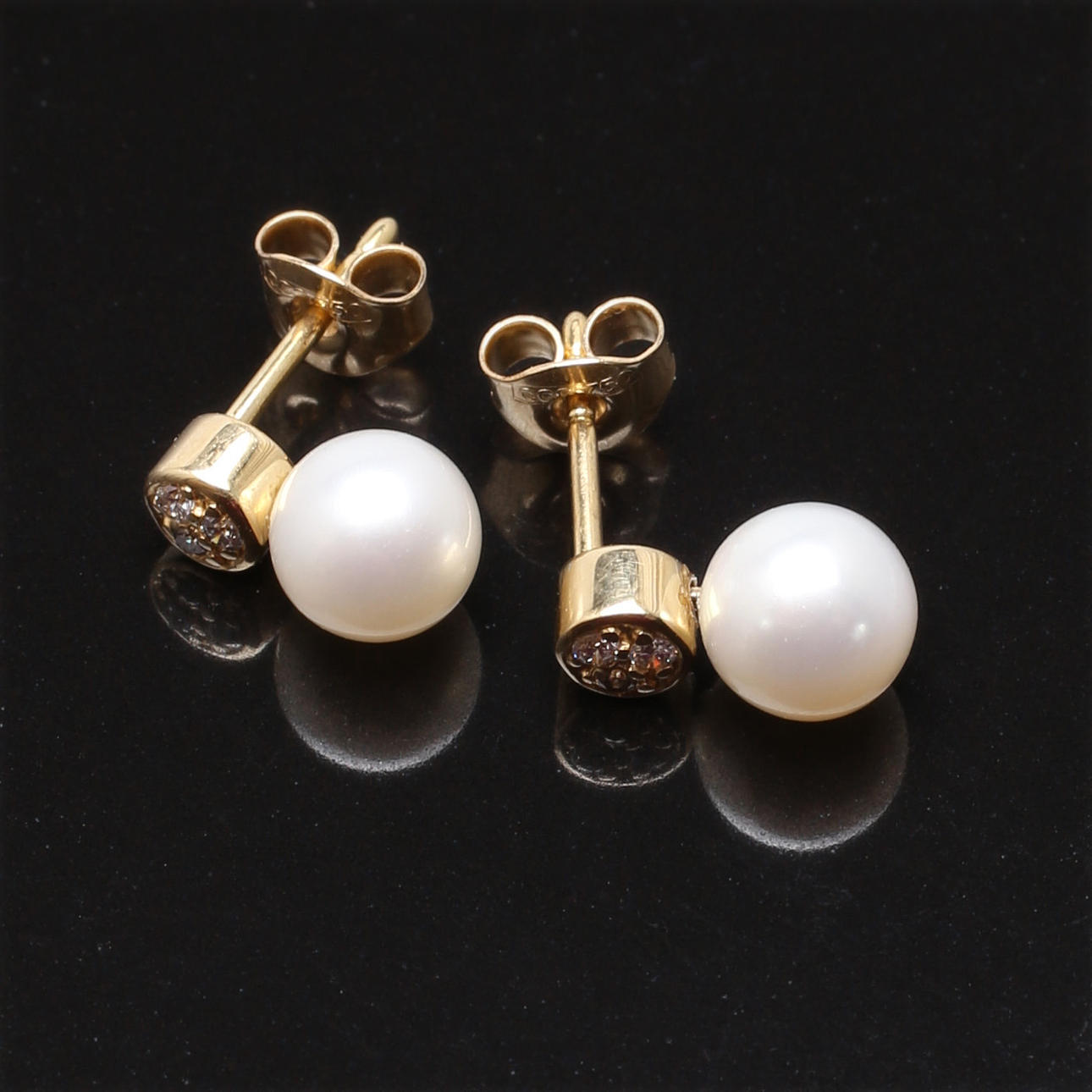 PÄRLÖRHÄNGEN i 18 K gult guld med diamanter 0,06 ct.