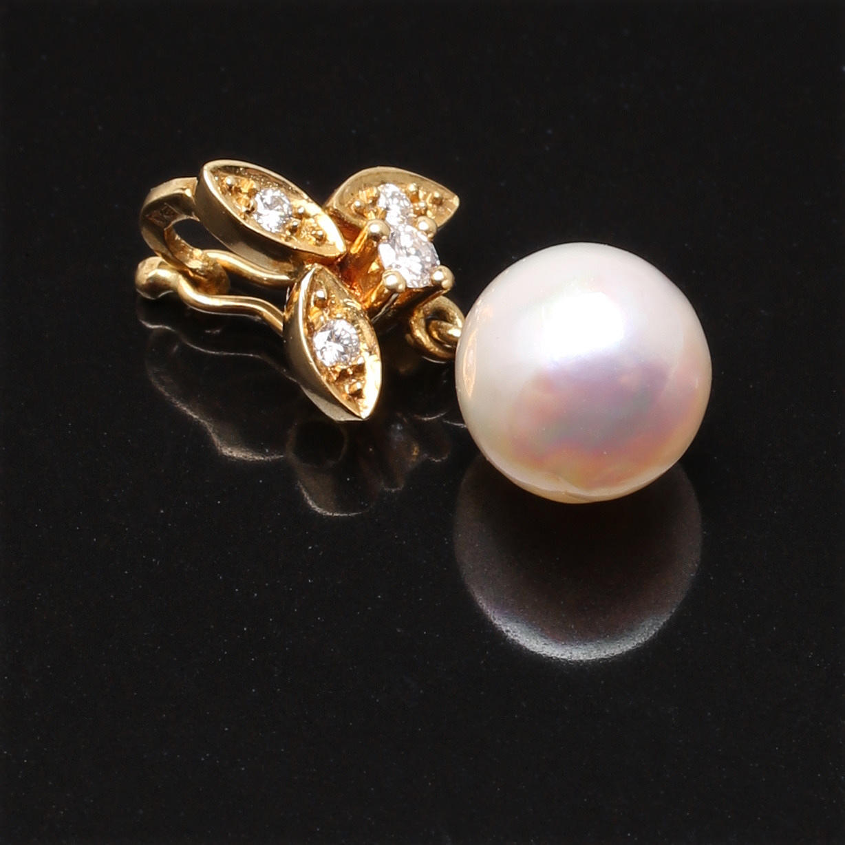 HÄNGE FÖR PÄRLCOLLIER i 18 K gult guld med diamant 0,10 ct och odlad pärla.