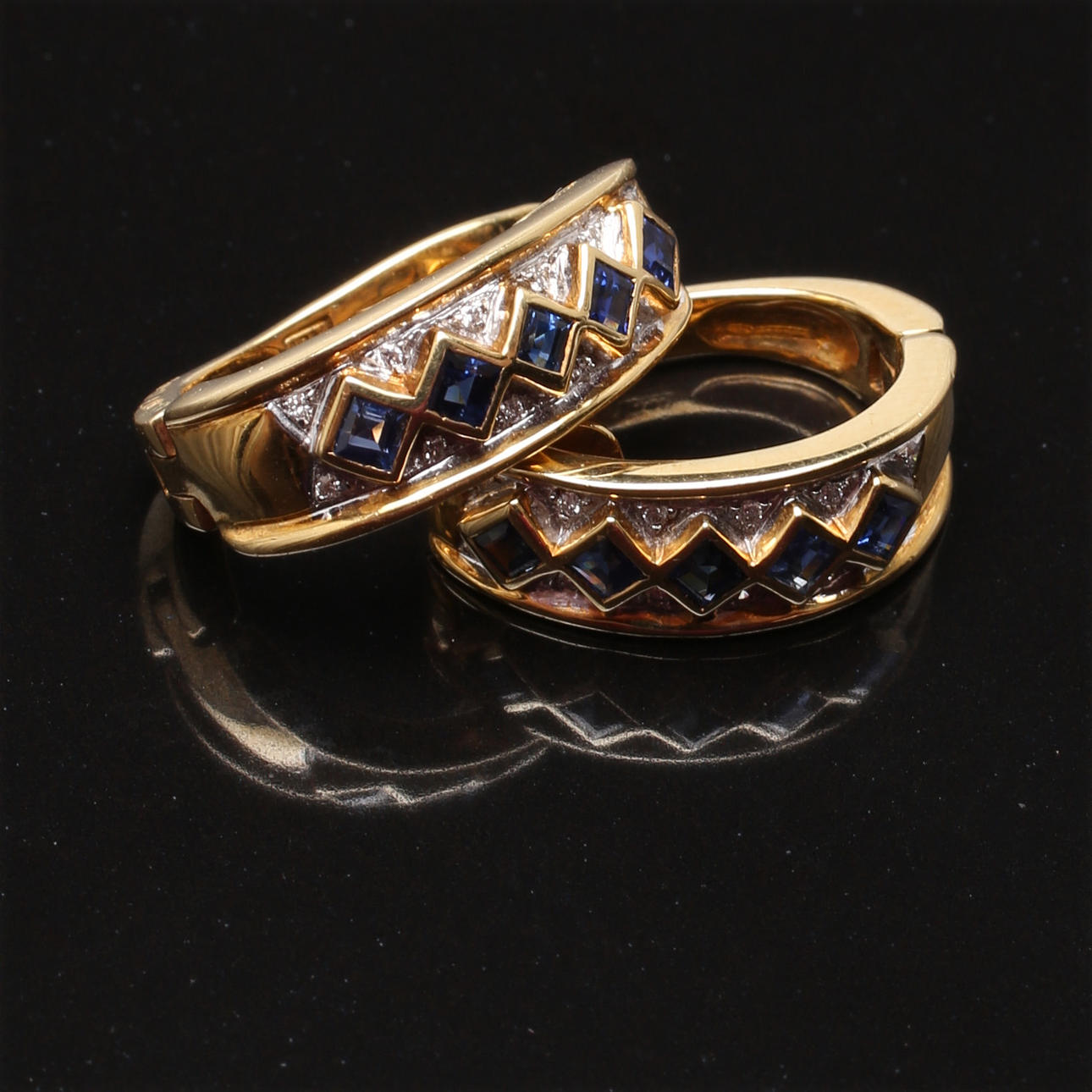 ÖRHÄNGEN i 18 K rödguld med safirer 0,83 ct och diamanter 0,07 ct.