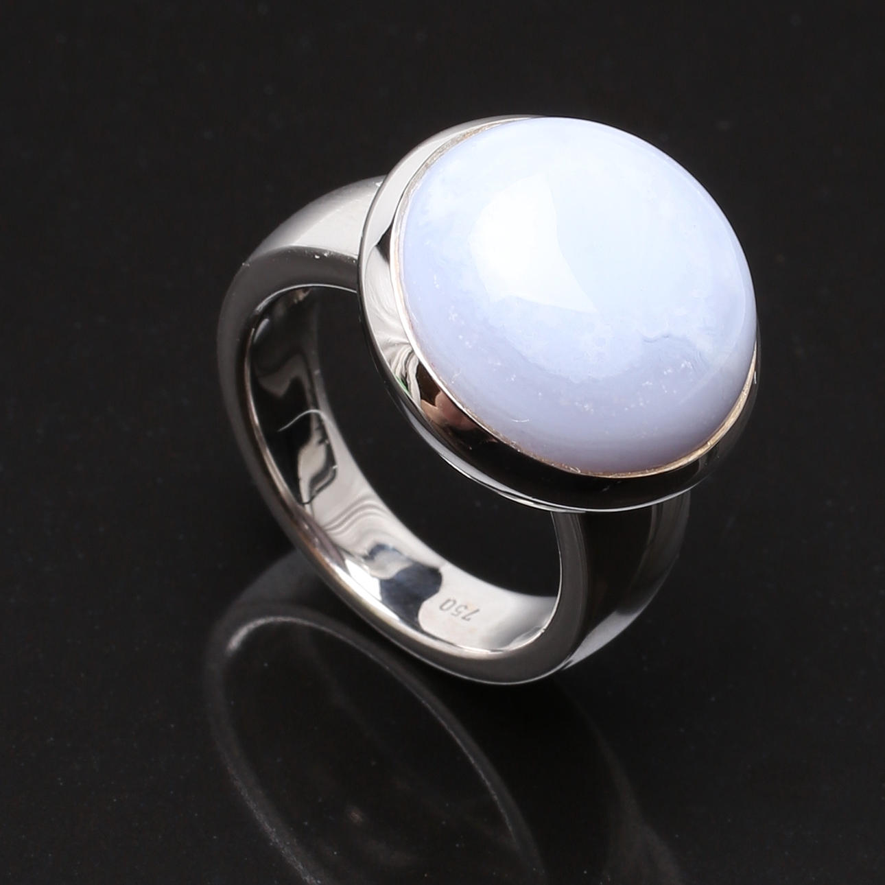 RING 18 K vitguld med gråblå sten.