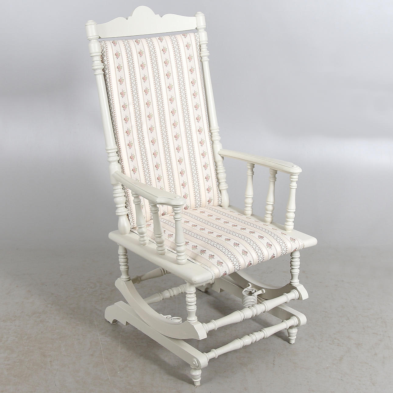 AMERIKAGUNGSTOL, vitmålad, 1900-talets första hälft.