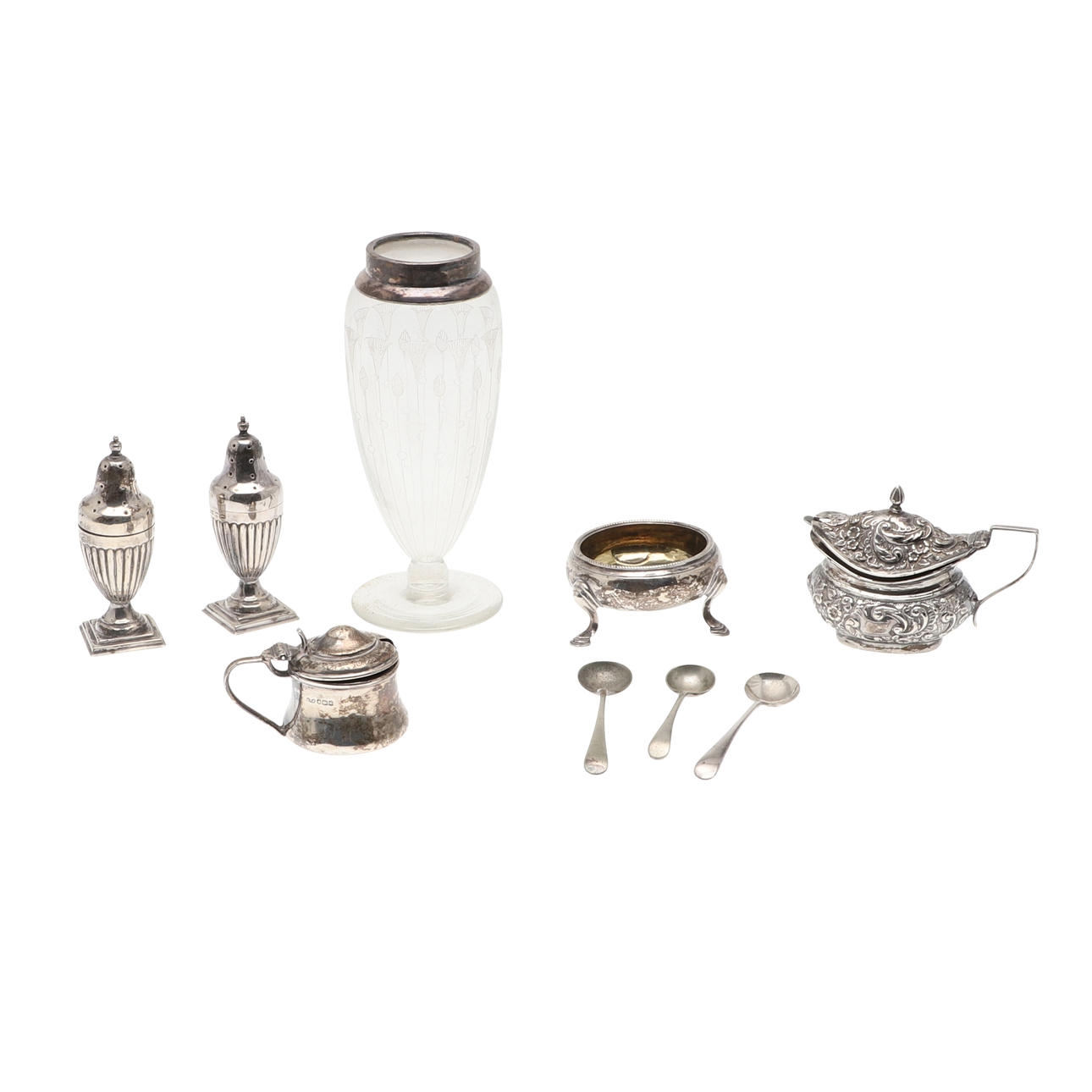 MIXED SELECTION OF SILVERWARE.