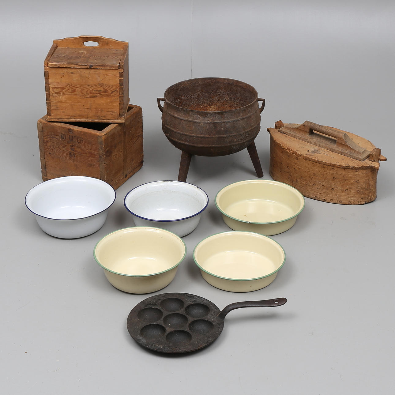 EMALJERADE BUNKAR, JÄRNGRYTA, TRÄMÅTT m m, 10 delar, 1800/1900-tal.