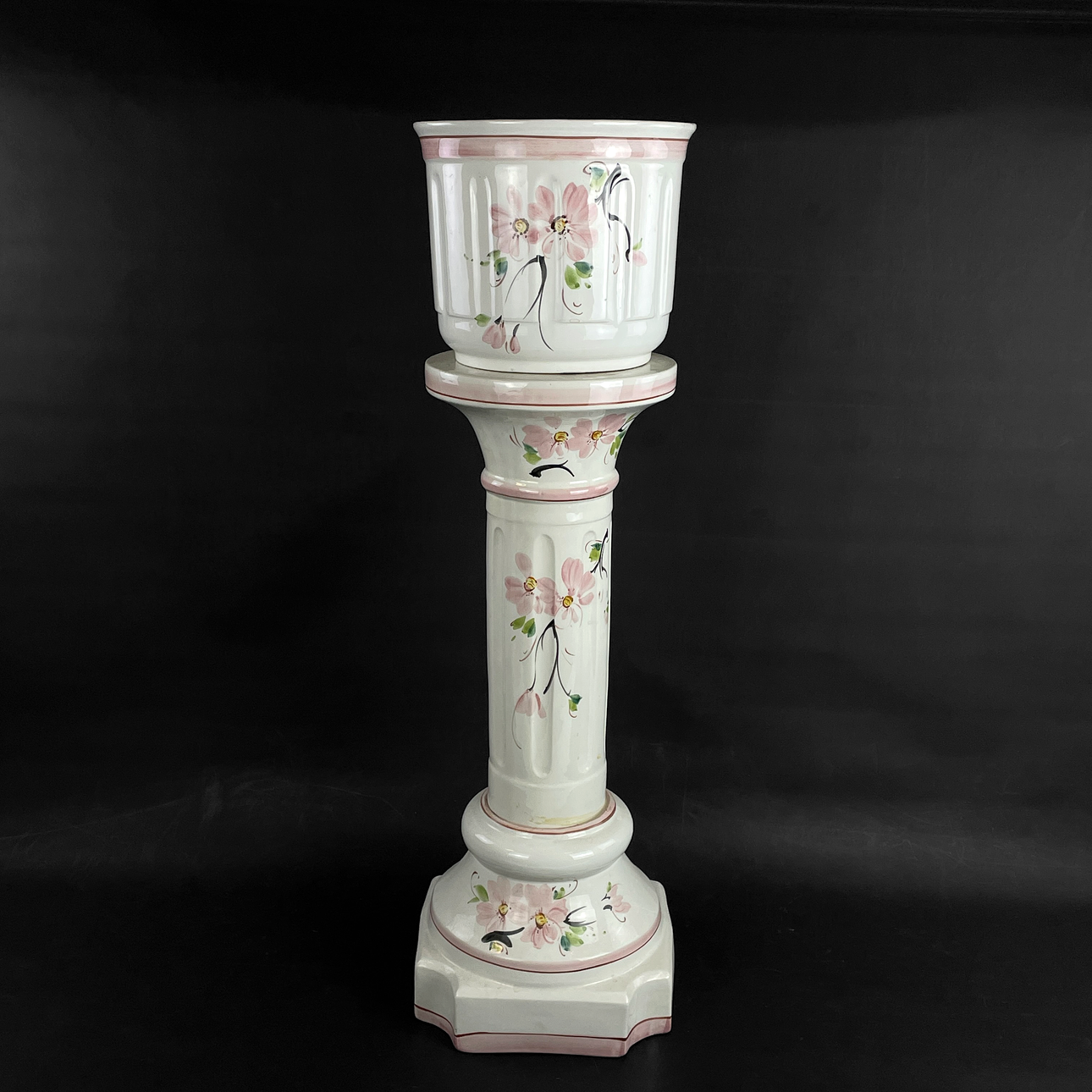 PIEDESTAL med YTTERFODER, porslin, 1900-talets andra hälft.