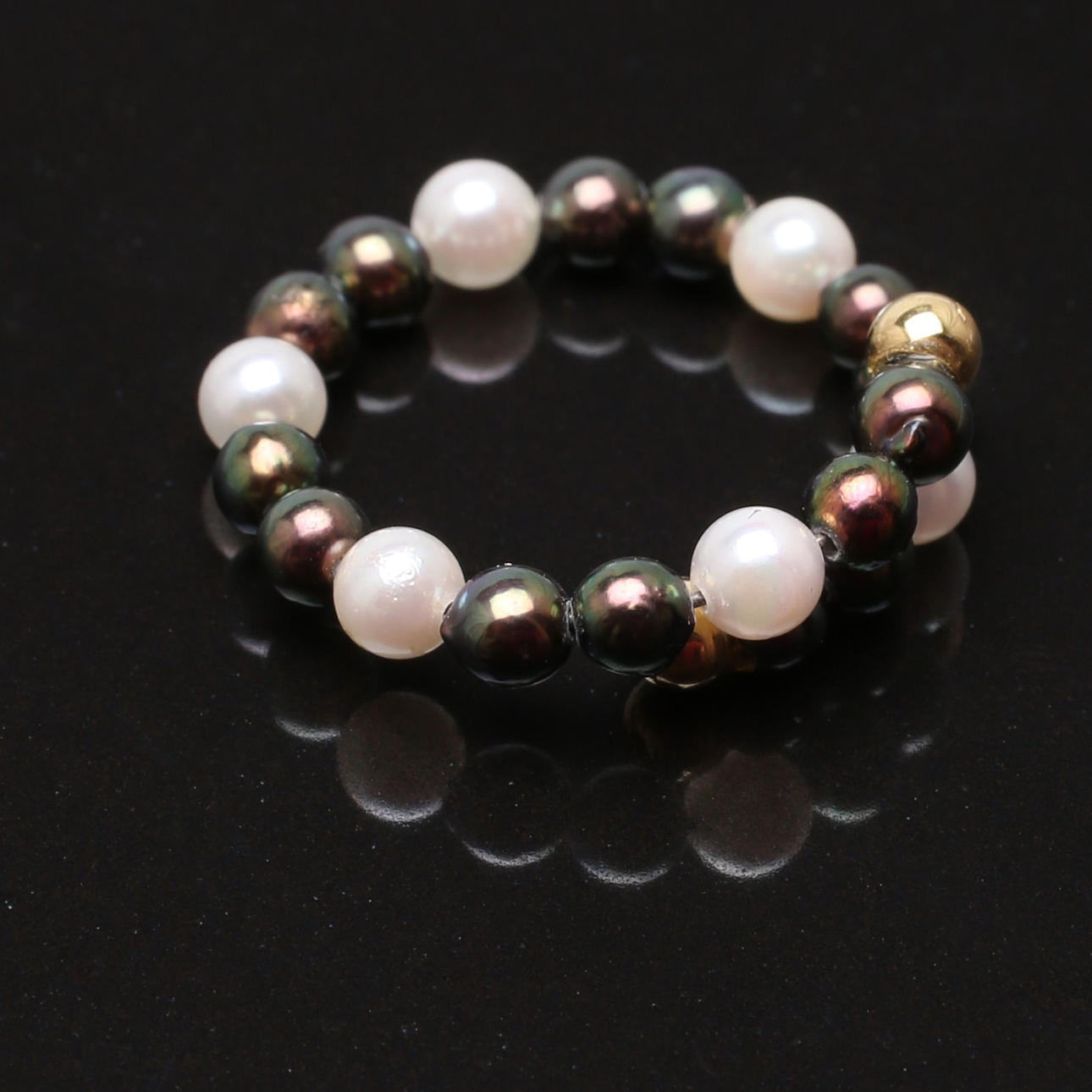 RING av pärlor och hematit.