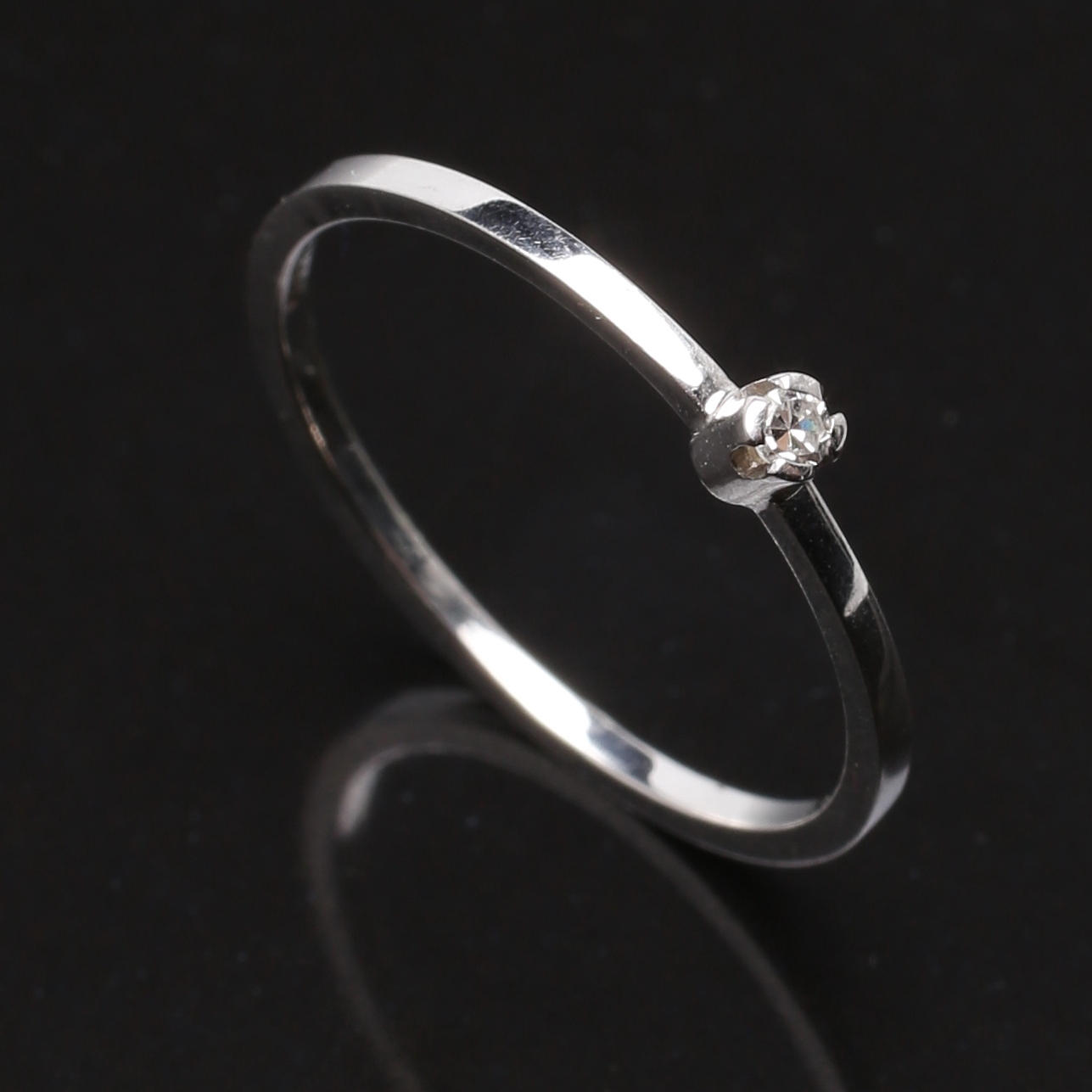 RING i 18 K vitguld med briljant 0,01 ct, Stockholm 1979.