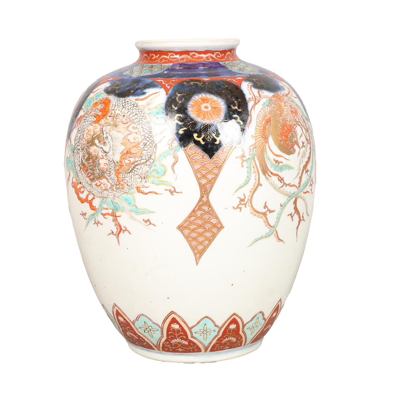 A JAPANESE IMARI PATTERN VASE WITH DRAGON DECORATION.