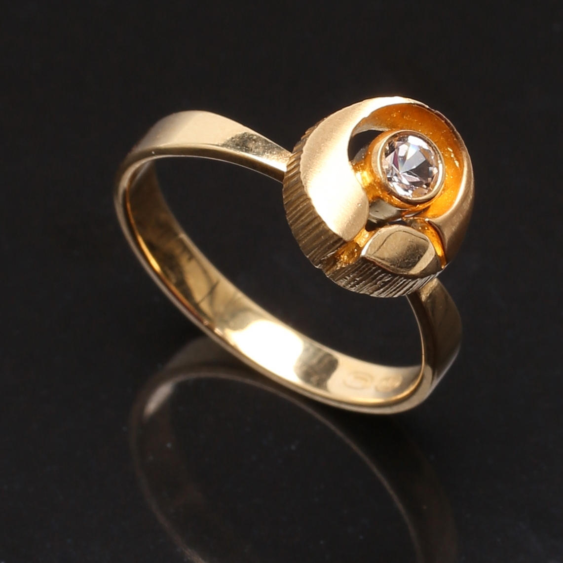 RING i 18 K guld med diamant ca 0,10 ct.