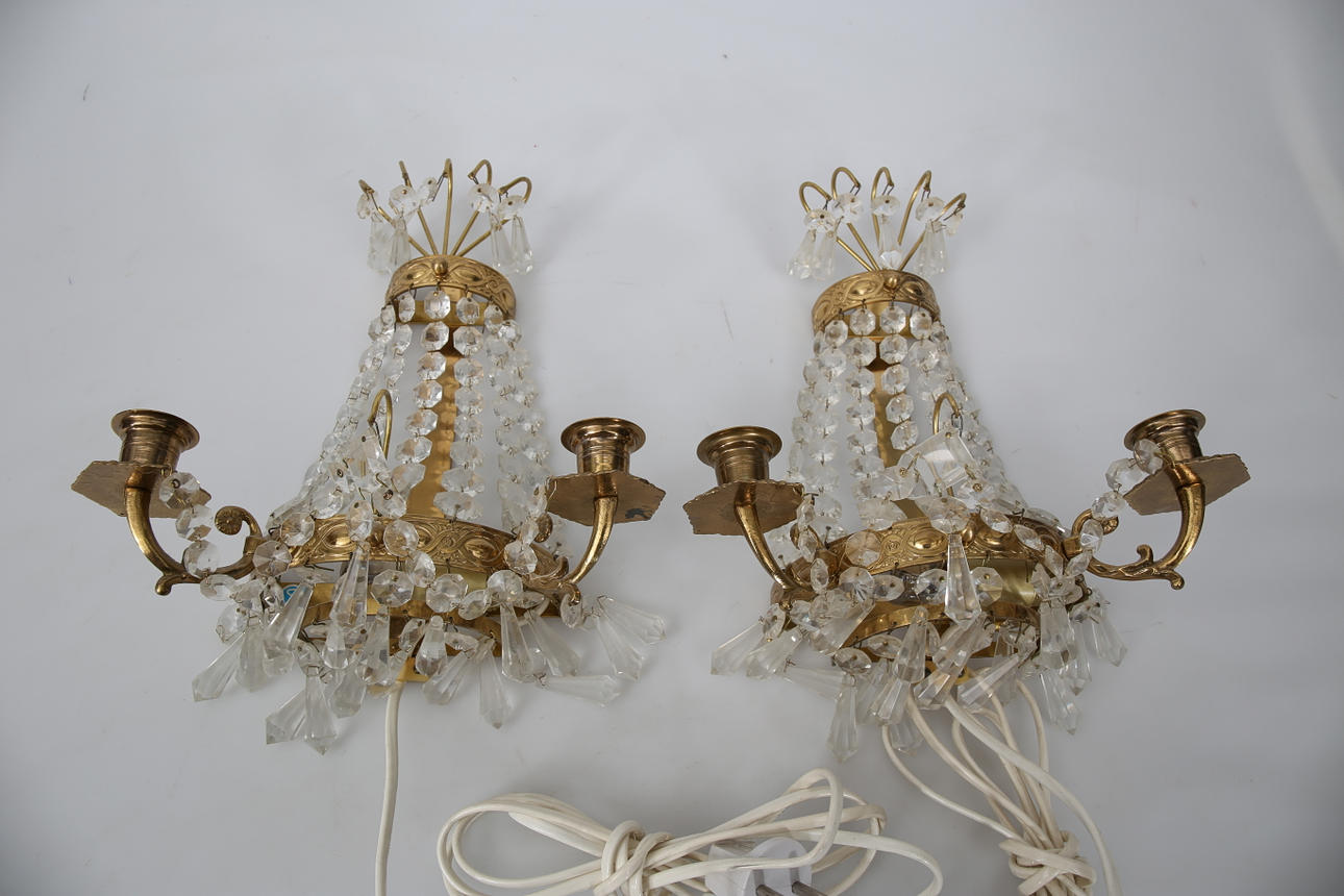 LAMPETTER, gulmetall och prismor, 2 stycken, 1900-talets andra hälft.