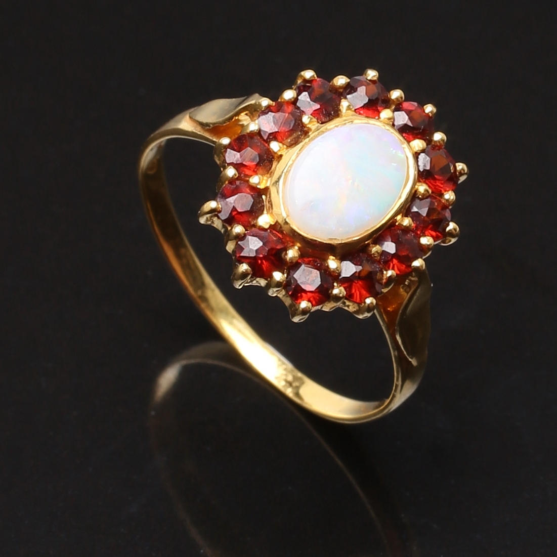 RING i 18 K guld med opal och granater.