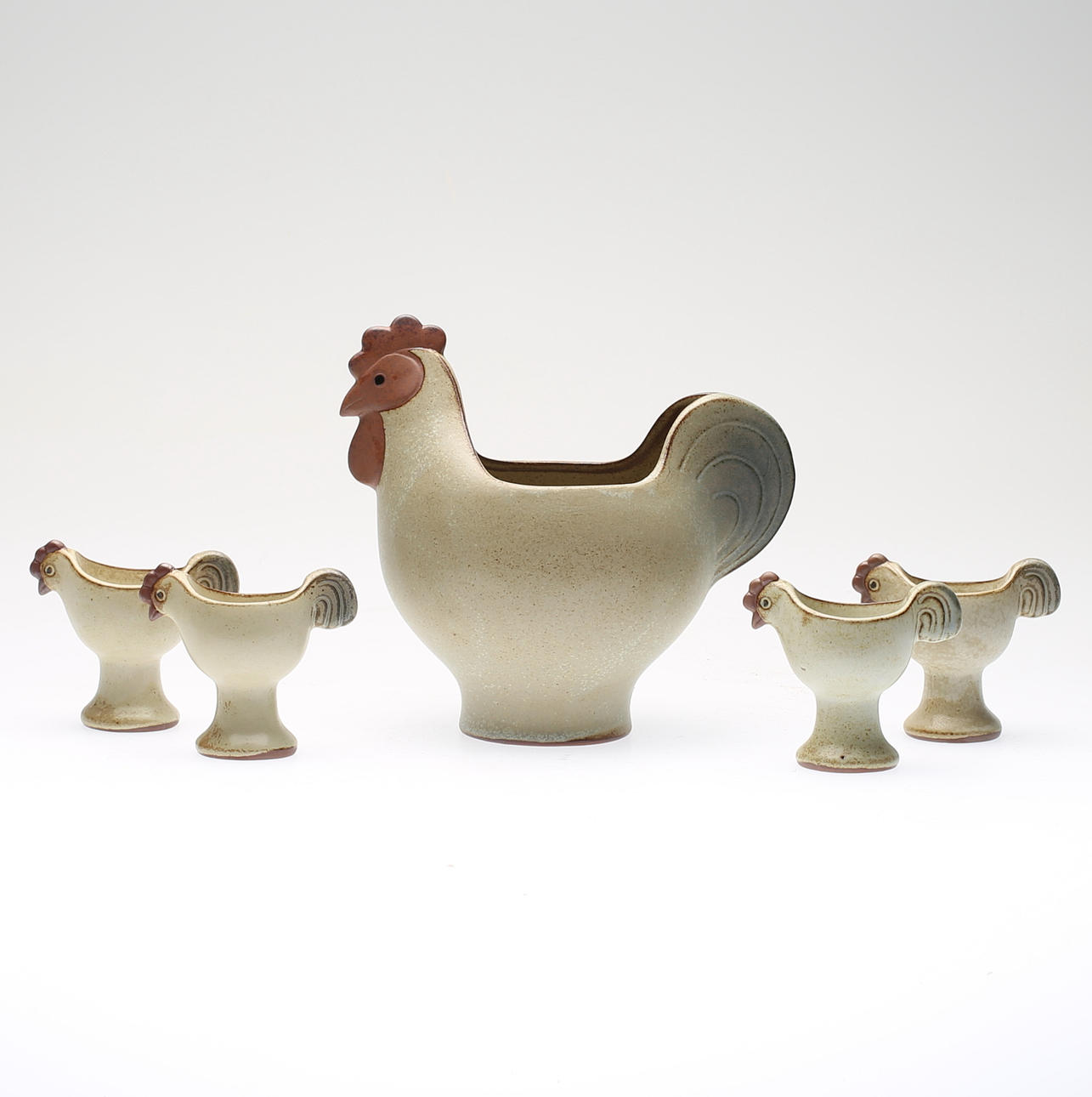 ÄGGHÖNA OCH ÄGGKOPPAR, stengods, 5 delar, Lisa Larson, Gustavsberg.