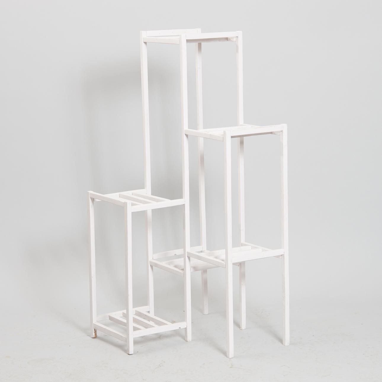 BLOMSTERBORD, vitmålat trä, 1900-talets andra hälft.