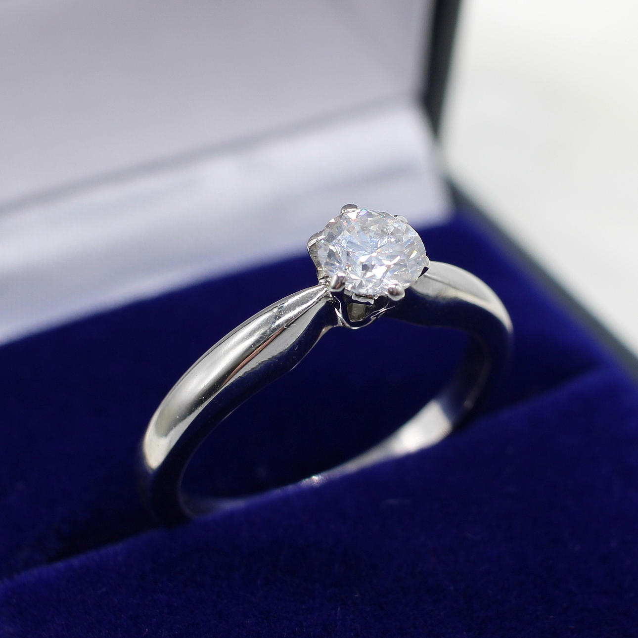 18K WHITE GOLD DIAMOND SOLITAIRE RING 0.50CT.
