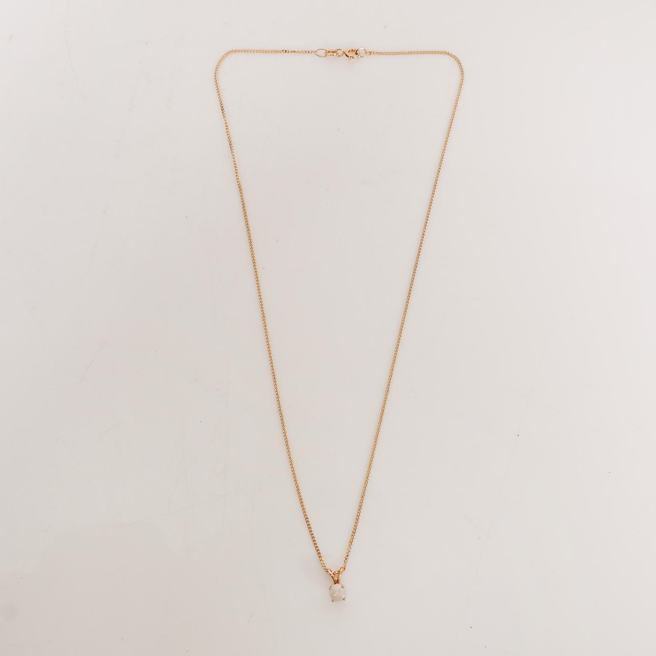 9CT GOLD CHAIN WITH OPAL PENDANT.