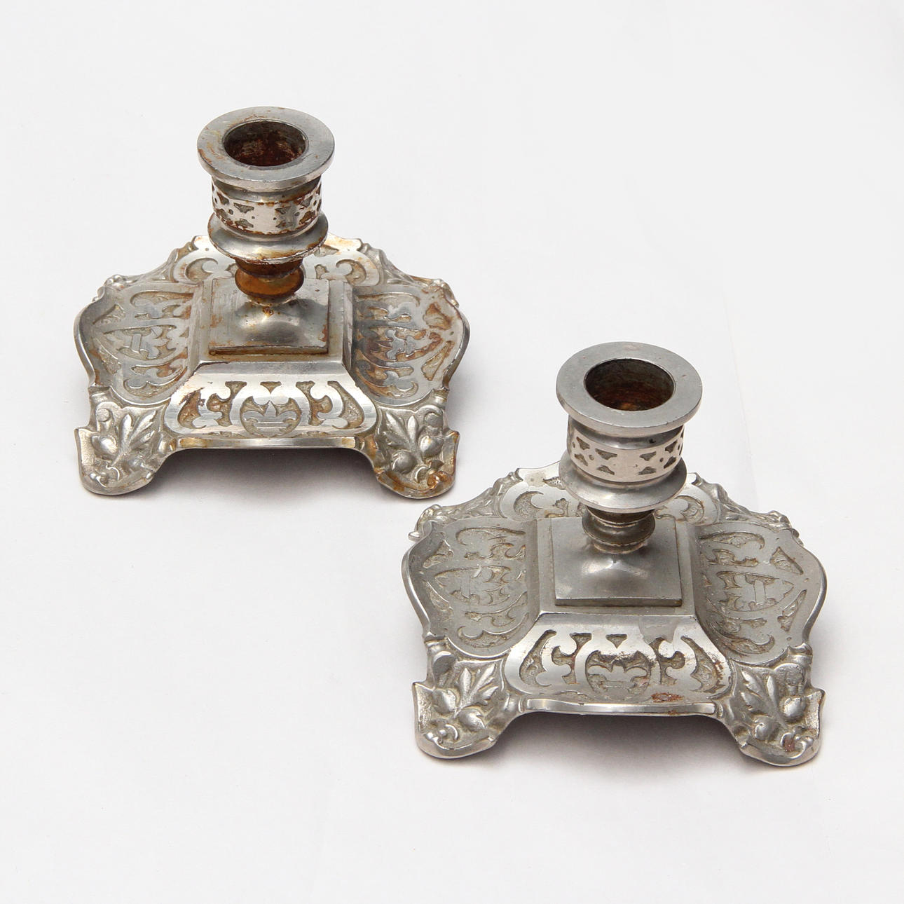 LJUSSTAKAR, 1 par, metall, signerade E.