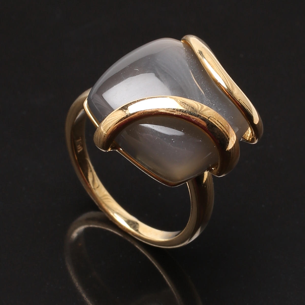 RING i 18 K guld med grå sten.
