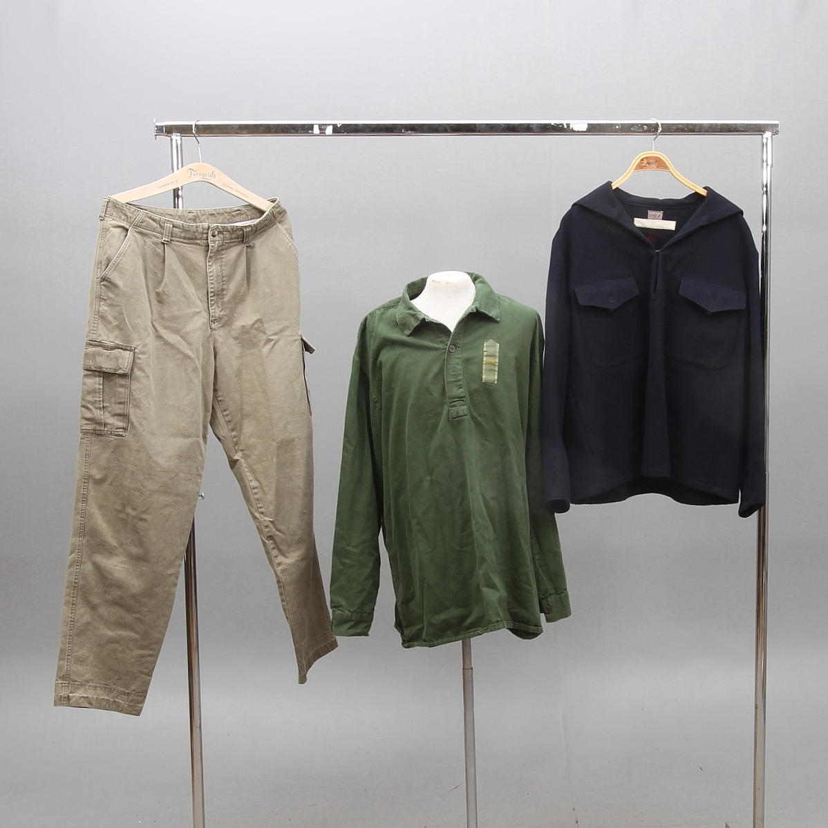 BUSSARONG samt SKJORTA, armen och marinen samt BYXA.