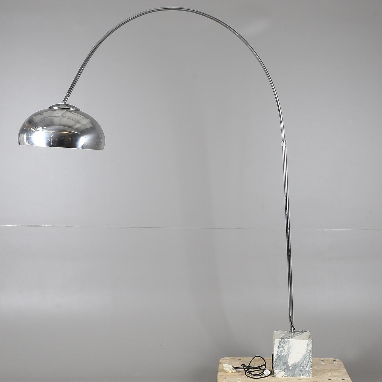 GOLVLAMPA, metall/marmor, 1900-talets andra hälft.