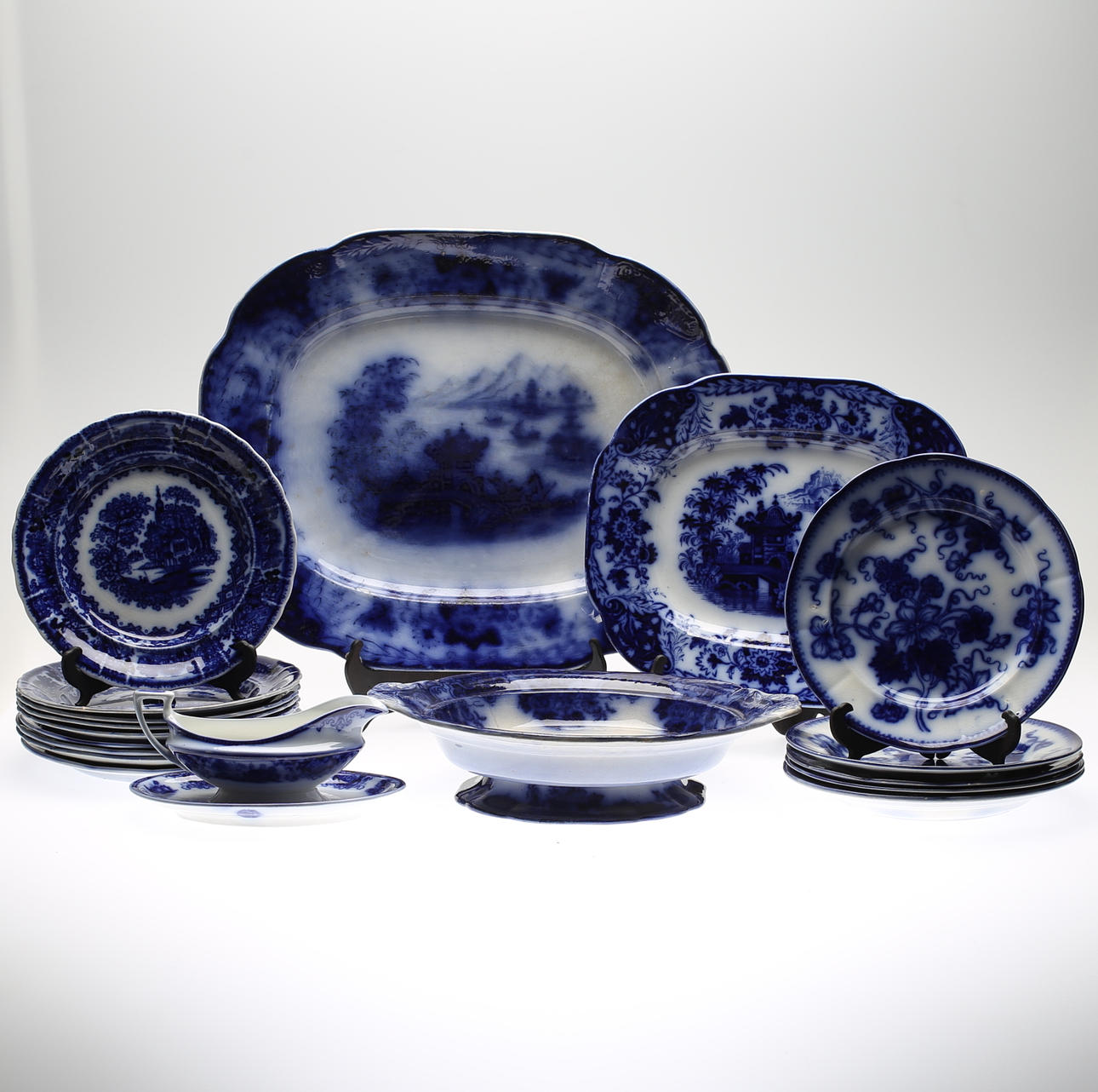 SERVISDELAR, 18 delar, flintgods, flytande blå, modeller bl.a Japan/Krasse, Shanghai och Pagod, bl.a Gustavsberg och Rörstrand, 1800-talets andra del.