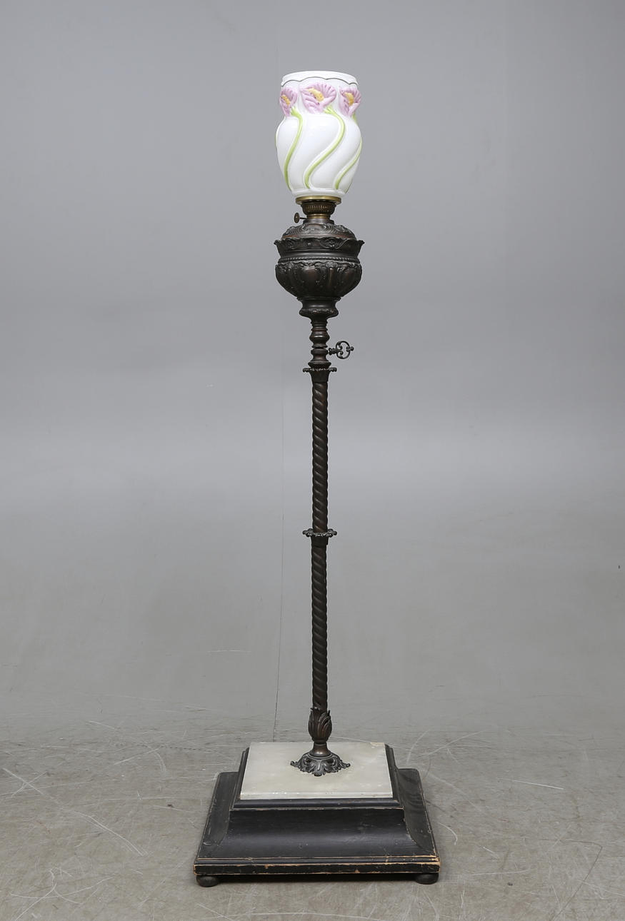 FOTOGENLAMPA, golvmodell, nyrenässans, omkring sekelskiftet 1900.