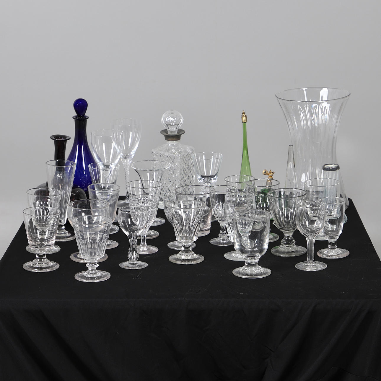 LARGE MIXED COLLECTION OF GLASSWARE. Glass - Tableware - Auctionet